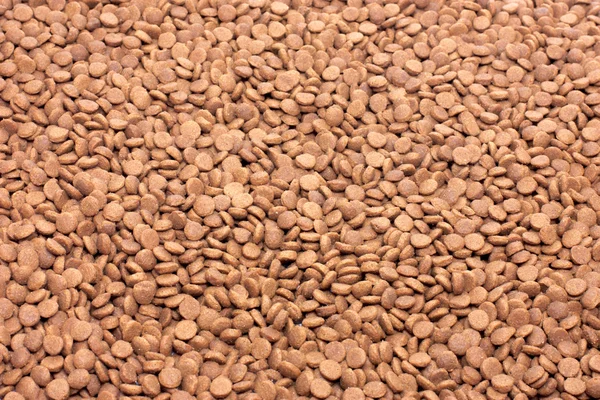 Alimento seco para mascotas (perro o gato) fondo marrón — Foto de Stock