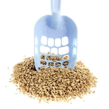 Kedi kumu ve dolgu yığını üzerinde beyaz bir arka plan üzerinde temizlik için plastik Kepçe