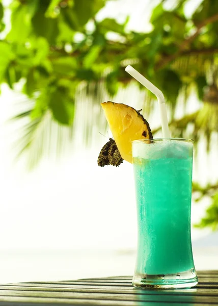 Błękitne Hawaje koktajl z ananasem i brązowy motyl — Zdjęcie stockowe