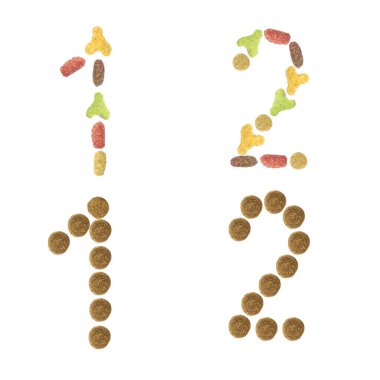 Noktalama işaretleri beyaz arka plan üzerinde izole kuru kedi ve köpek gıda