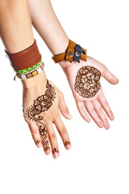 Bilezik izole kadın üzerinde Mehendi veya kına dövme eller