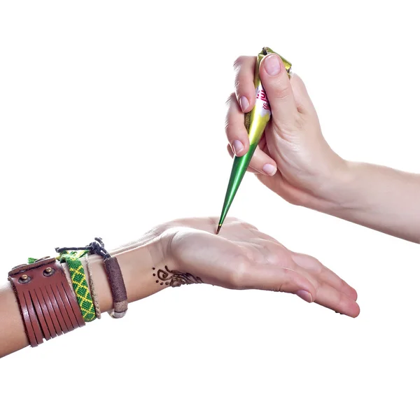 The process of applying mehendi on a woman's hand — Stock Photo, Image