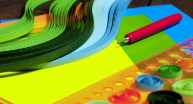 Parlak renkli quilling için arka plan öğeleri (kağıt, cetvel)