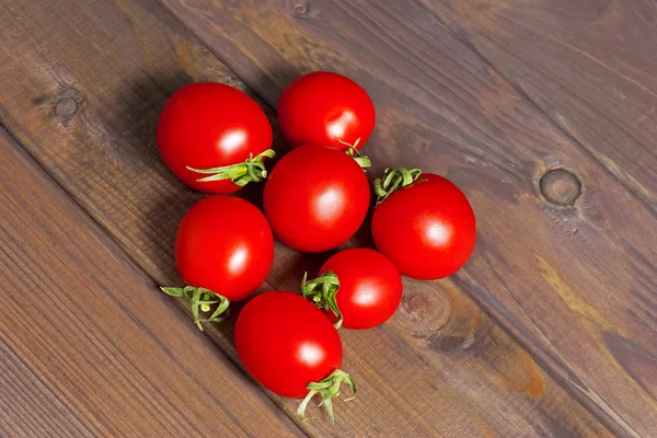 Tomates frescos en la mesa de madera oscura — Foto de Stock