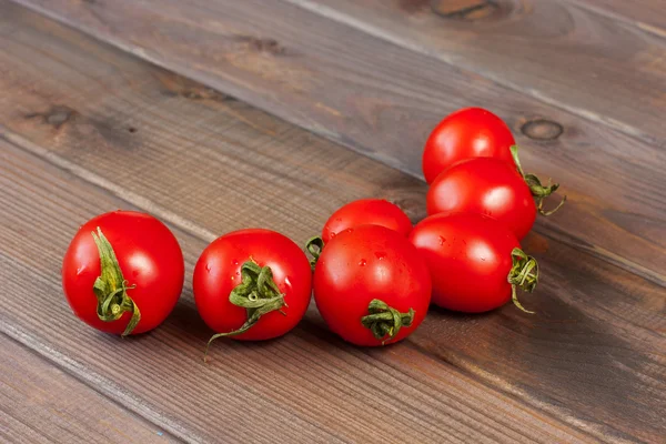 Tomates frescos en la mesa de madera oscura — Foto de Stock