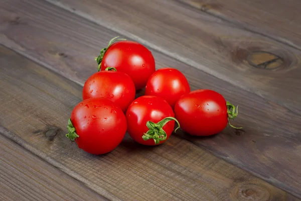 Tomates frescos en la mesa de madera oscura — Foto de Stock