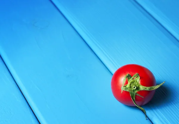 Tomates frescos en la mesa de madera azul — Foto de Stock
