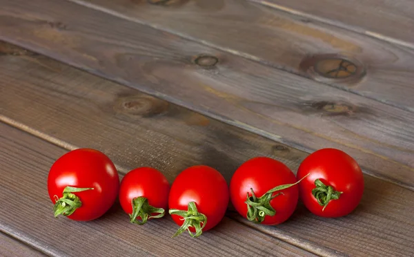 Tomates frescos en la mesa de madera oscura — Foto de Stock