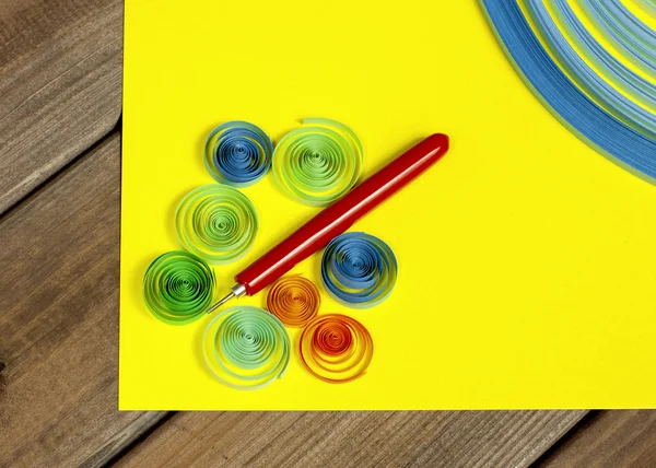 Luminosi elementi di sfondo colorati per quilling (carta, righello ) — Foto Stock