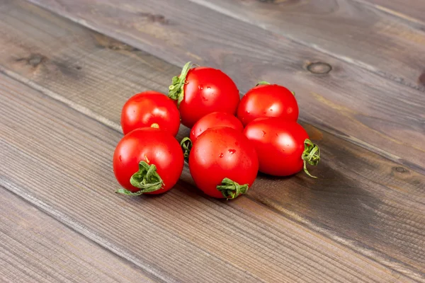 Verse tomaten op de donkere houten tafel — Stockfoto