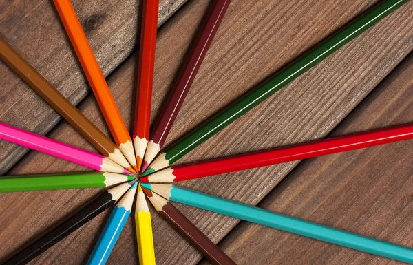 Crayons multicolores sur fond de tables en bois foncé — Photo