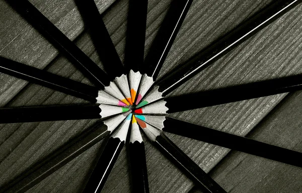 Immagine in bianco e nero di matite colorate con matita isolata — Foto Stock