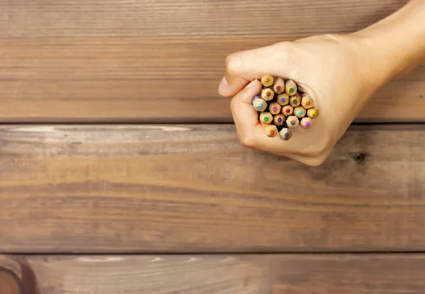 Ensemble de crayons de couleur dans les mains des femmes — Photo