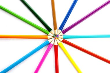 Bir kolaj oluşturmak için beyaz arka plan üzerinde renkli kalemler