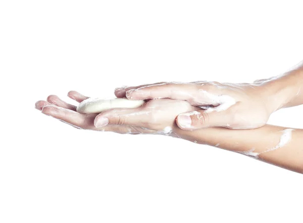 Kobieta myje ręce. na zdjęciu kobieta ręce w soapsuds. Na białym tle — Zdjęcie stockowe
