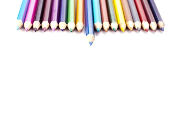 Разноцветные карандаши на белом фоне для создания коллажа — стоковое фото