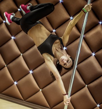 genç güzel kız kutup akrobasi yapmak