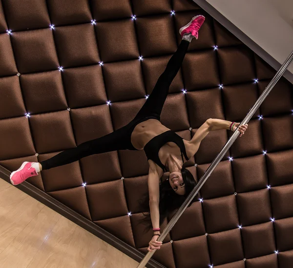 genç güzel kız kutup akrobasi yapmak