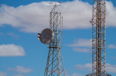 Elektrik kuleleri kablolar ile