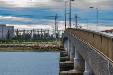Elektrik kuleleri kablolar ile