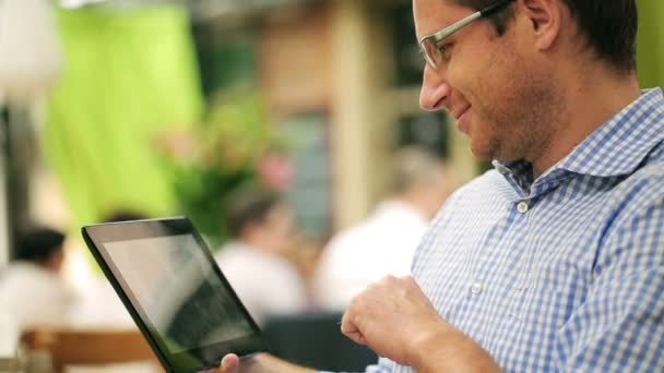 Homem feliz assistindo fotos no tablet, steadycam tiro — Vídeo de Stock