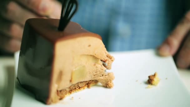 Hombre comiendo delicioso pastel, primer plano, steadycam disparo — Vídeos de Stock