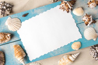 Deniz yaz kartpostal. Deniz kabuklarını sahilde kum mavi ahşap kurullarında