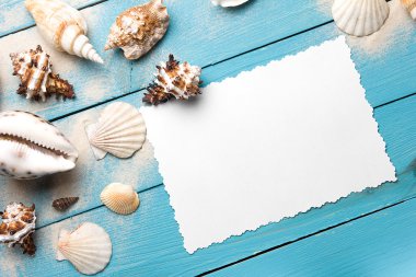 Deniz yaz kartpostal. Deniz kabuklarını sahilde kum mavi ahşap kurullarında