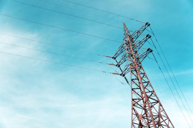 Gökyüzü arka planında güç kulesi