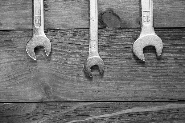 Conjunto de chaves. Chaves em vários tamanhos diferentes sobre fundo de madeira natural em cores preto e branco — Fotografia de Stock