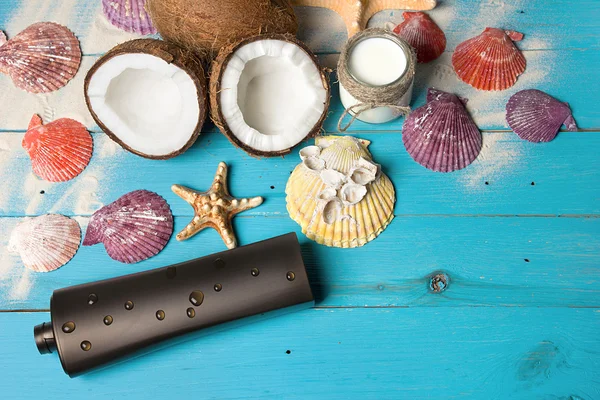 Spa produits noix de coco et accessoires de plage sur des planches en bois turquoise — Photo