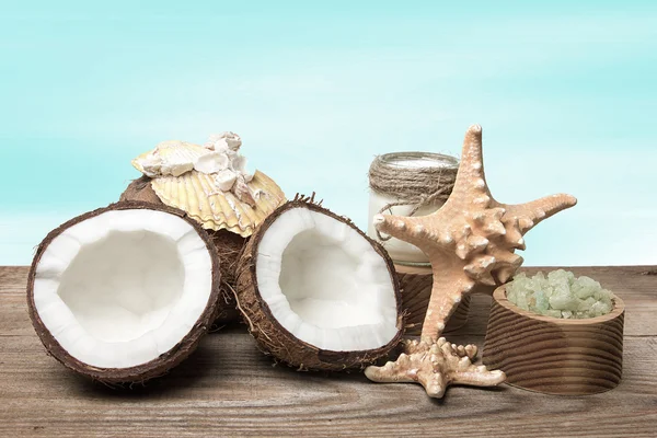 Spa produtos de coco e acessórios marinhos em tábuas de madeira, em fundo turquesa — Fotografia de Stock