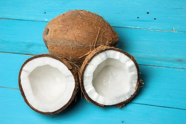 异国情调的椰子木蓝底白字。有机健康食品的概念。美容和 Spa 的概念. — 图库照片