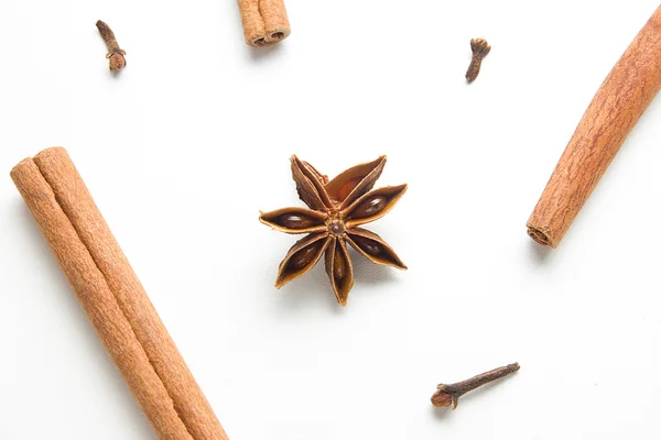 Set of cinnamon, clove and star anise, scattered in a chaotic manner, isolated on white background — Stock Photo, Image