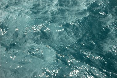 Doku mavi deniz suyu güneşli yansımaları ile