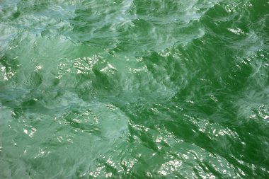 Doku turkuaz deniz suyu güneşli yansımaları ile