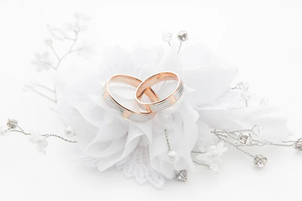 Anéis de casamento no cartão de casamento em um fundo branco — Fotografia de Stock