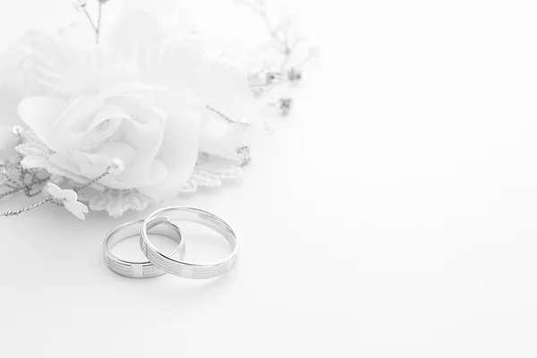 Eheringe auf Hochzeitskarte auf weißem Hintergrund — Stockfoto