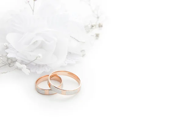 Anillos de boda en tarjeta de boda sobre fondo blanco — Foto de Stock