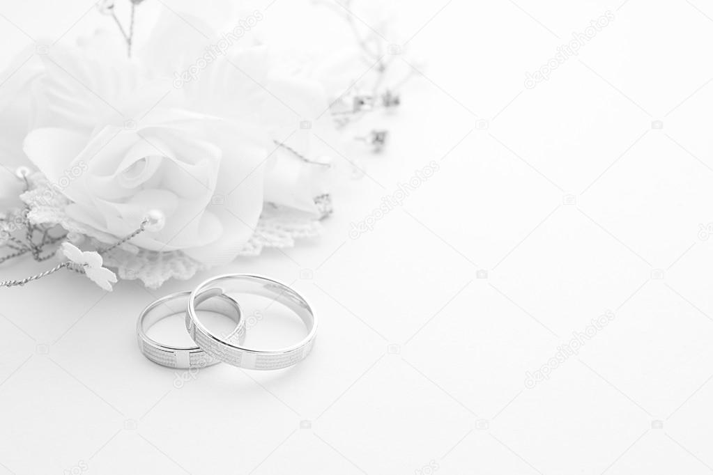 Nhẫn cưới là mẫu trang sức đặc biệt truyền tải thông điệp về tình yêu vĩnh cửu. Mỗi chiếc nhẫn đều khắc ghi chữ cái tên của cặp đôi vàng bạc với họa tiết rất đẹp mắt. Sự kết hợp hoàn hảo giữa chất liệu kim loại và các loại đá quý tạo nên một món quà tuyệt vời cho người bạn đời của bạn.
