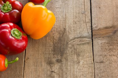 Sağlıklı beslenme. Eski ahşap yüzey üzerinde taze sebze