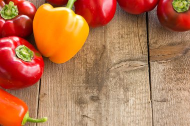 Sağlıklı beslenme. Eski ahşap yüzey üzerinde taze sebze