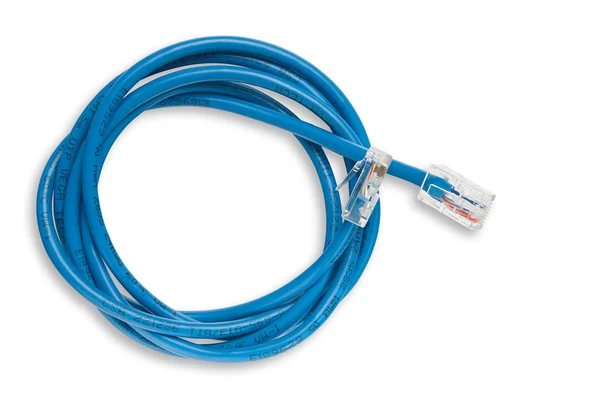 Twisted pair (patch snoer) blauwe netwerk Internet kabel met schaduw geïsoleerd op witte achtergrond. Bovenaanzicht. — Stockfoto