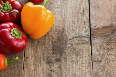 Sağlıklı beslenme. Eski ahşap yüzey üzerinde taze sebze