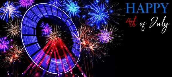 7月4日のハッピーな独立記念日 夏祭りのパーティーイベントの背景バナーパノラマ 夜の動きとカラフルな花火花火花火大会で観覧車 — ストック写真