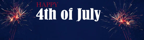 7月4日ハッピー アメリカ独立記念日の背景バナーパノラマテンプレートグリーティングカード 濃い青の夜のテクスチャに輝く花火 — ストック写真