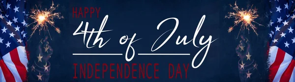 7月4日独立日快乐背景横幅全景贺卡 挥动美国国旗 用闪闪发光的闪光手绘孩子们的手 — 图库照片