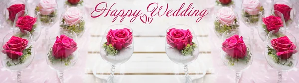 雅致的节日装饰花卉婚礼背景横幅全景贺卡模板 白葡萄酒桌上许多粉色玫瑰绽放在酒杯中 — 图库照片