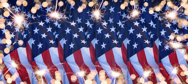 アメリカの背景バナーのパノラマテンプレートグリーティングカード アメリカの国旗を振る 7月4日 記念の日 退役軍人の日 または他の愛国的なお祝いや輝く輝き花火 — ストック写真