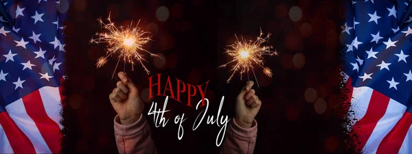 7月4日のハッピー 独立記念日パーティーお祝いアメリカの背景バナーパノラマテンプレートグリーティングカード 彼女の手に輝く輝きとアメリカの国旗と女の子を振って — ストック写真